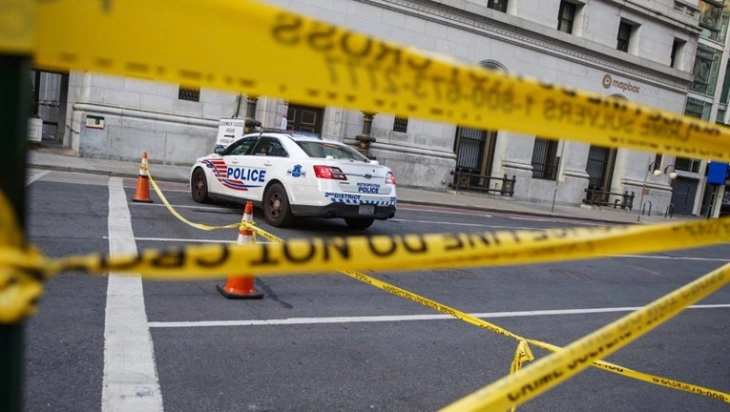 Еден ученик убиен, двајца ранети во напад со нож пред средно училиште во Калифорнија