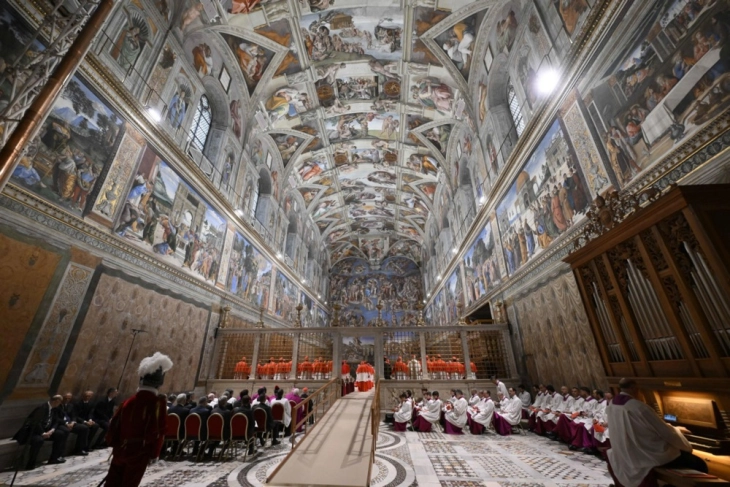 Кардиналите се вратија во Сикстинската капела