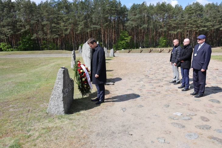 Муцунски се поклони пред споменикот на македоските Евреи во „Треблинка“
