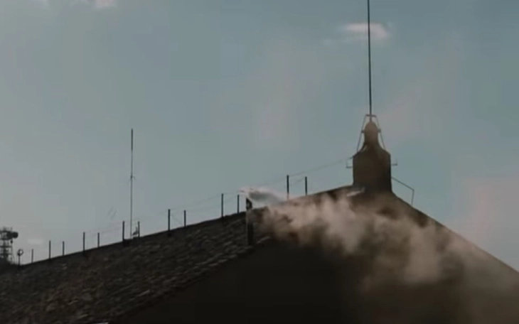 Tym i bardhë mbi Kapelën Sistina