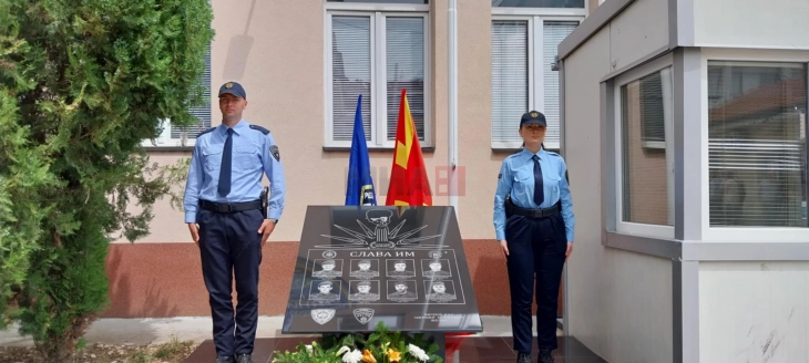 Панихида и свежо цвеќе пред спомен обележјето на припадниците на безбедносните сили кои загинаа во „Диво Насеље“