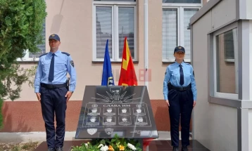 Панихида и свежо цвеќе пред спомен обележјето на припадниците на безбедносните сили кои загинаа во „Диво Насеље“