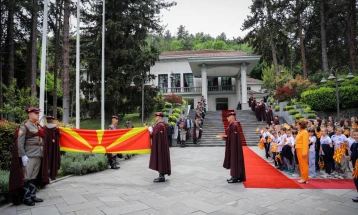 Церемонија на свечено менување на државното знаме во Кабинетот на претседателката Сиљановска-Давкова во присуство на основци од Скопје