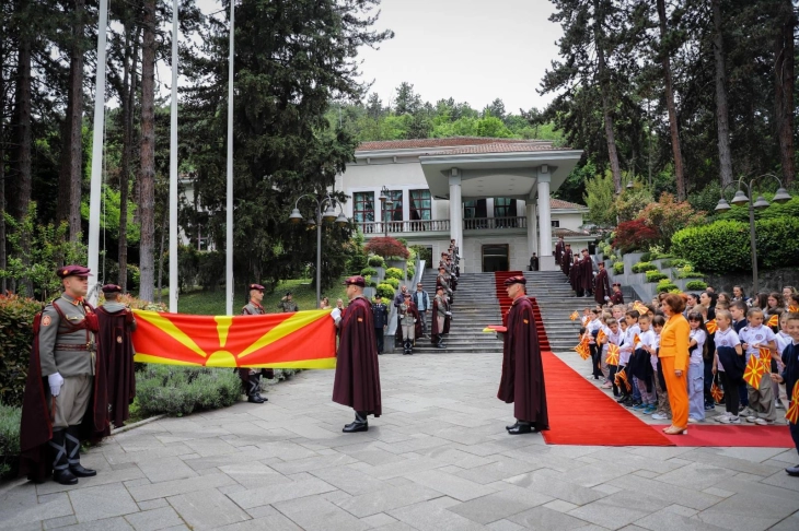 Ceremoni solemne e ndërrimit të flamurit shtetëror në Kabinetin e presidentes Siljanovska-Davkova në prani të nxënësve të shkollave fillore nga Shkupi