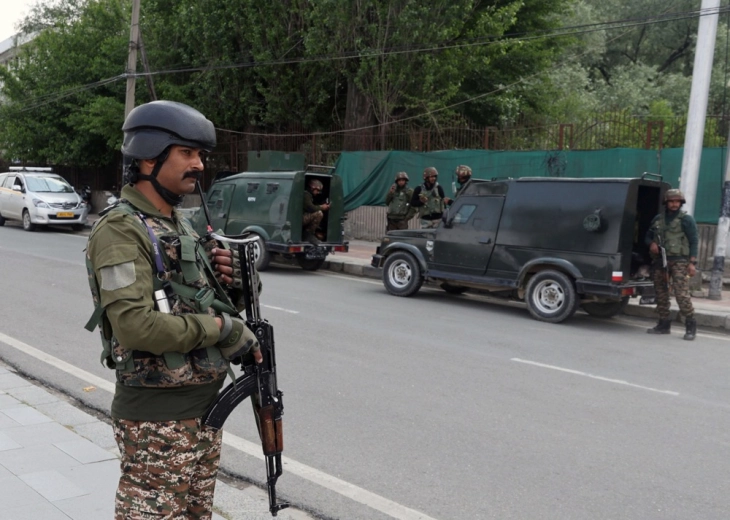 Pakistan and India escalate attacks with strikes on military bases