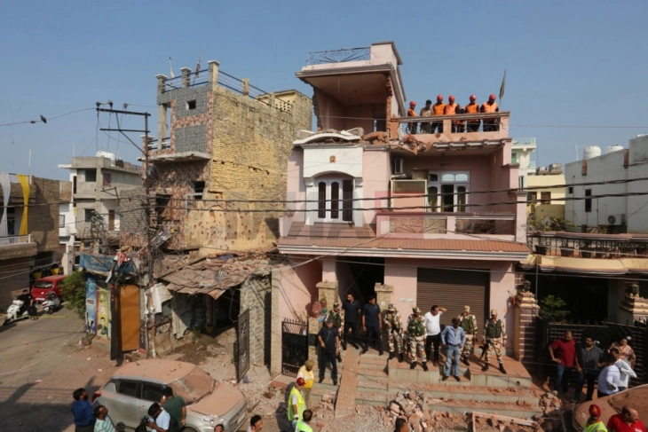 Тринаесет цивили загинаа во пакистанскиот дел на Кашмир во последните 12 часа