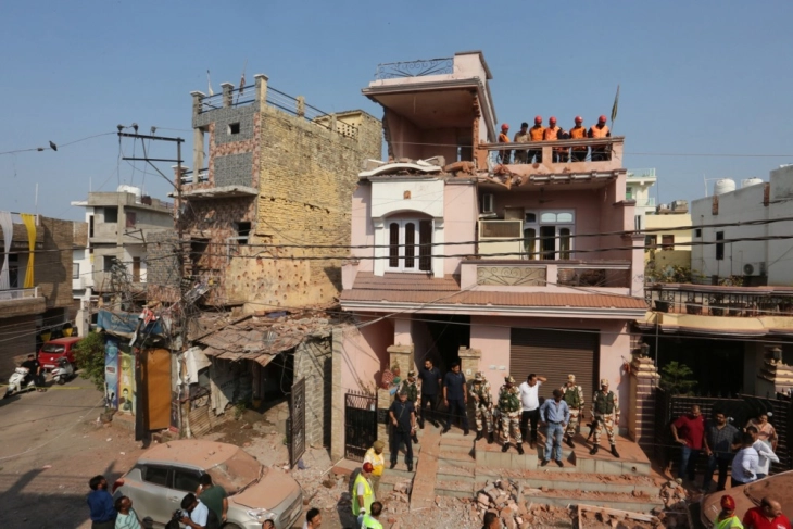 Trembëdhjetë civilë janë vrarë në pjesën pakistaneze të Kashmirit në 12 orët e fundit