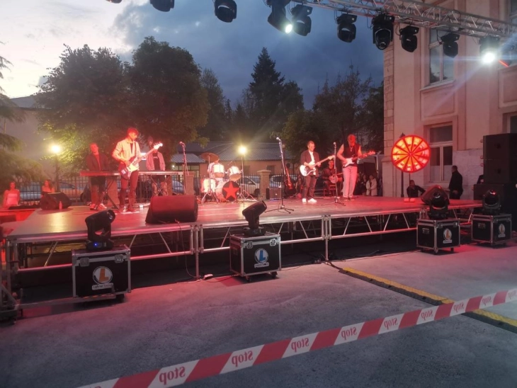 Охридските гимназијалци вечерва демонстрираа хуманост на дело, пееа и свиреа за помош на семејствата на настраданите во Кочани