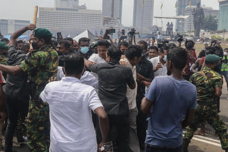 Автобус во Шри Ланка излета од карпа, 21 лице загина, најмалку 14 се повредени