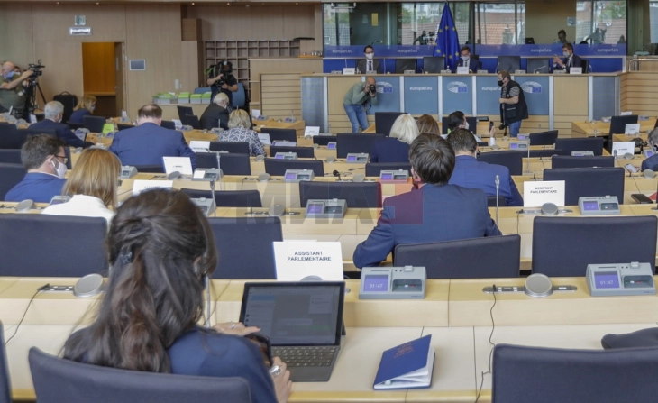 Shtyhet votimi në AFET pas raportit të Vajcit për vendin