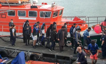 Франција мора да прифати илјадници работници мигранти за да го зачува својот социјален модел