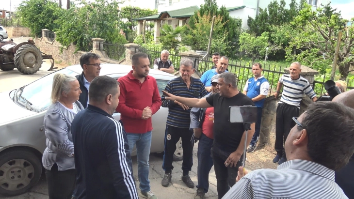 Жителите на Тркање ја блокираа улицата низ селото по која поминуваат тешки возила кон индустриската зона кај Кочани