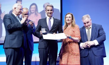 Мицотакис награден на Економскиот совет на германската ЦДУ за владините реформи и грчката економија