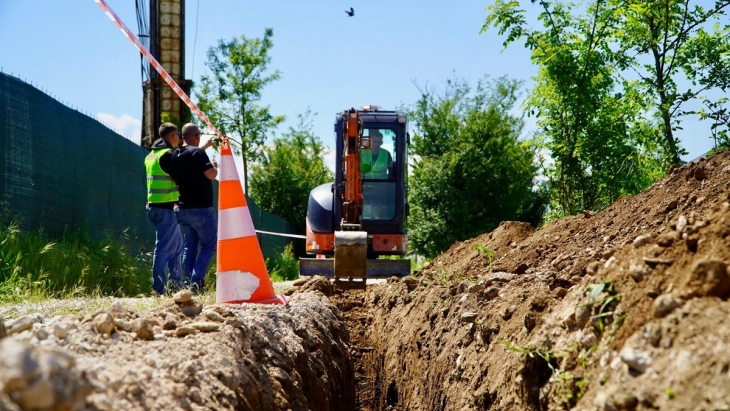 Почна реконструкција и проширување водоводна мрежа за населбата Вонвардарска во Тетово