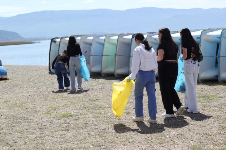 Околу еден тон отпад собрани во „Генералка викендот“ на струшкото крајбрежје