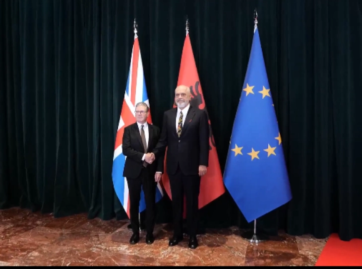 Британскиот премиер Кир Стармер во посета на Албанија, со Рама и Бегај разговарано за стратешка соработка меѓу двете земји