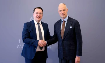 Вицепремиерот и министер за транспорт Николовски на средба со унгарскиот министер за одбрана Кристов Залаи Бобровницки