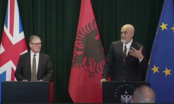 Стармер од Тирана:  Путин е тој што ги одолговлекува работите и предизвикува одложувања на прекинот на огнот