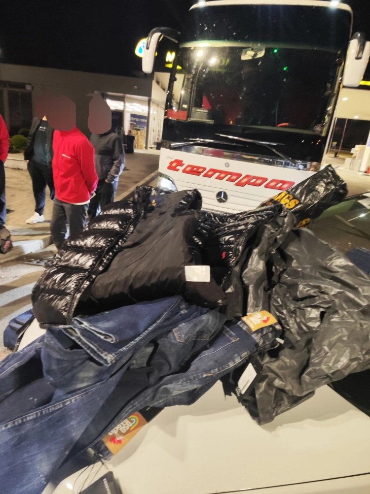 Приведен косовски државјанин, пренесувал облека од познати марки без документација