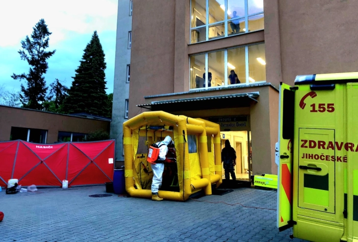 Американец за кого постои сомневање дека е заразен со ебола имал контакт со најмалку 26 Чеси