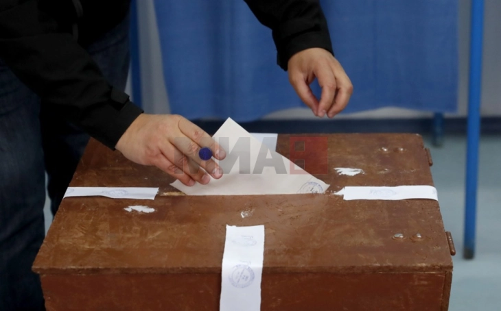 Двајцата кандидати гласаа во вториот круг од претседателските избори во Романија