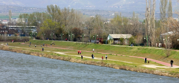 Mot me diell me vranësira të lehta, temperatura deri në 27 gradë