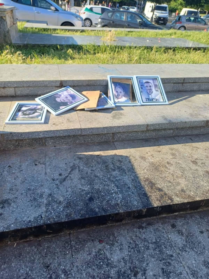 На штипскиот плоштад „Слобода“ искршени фотографиите од загинатите штипјани во кочанската дискотека