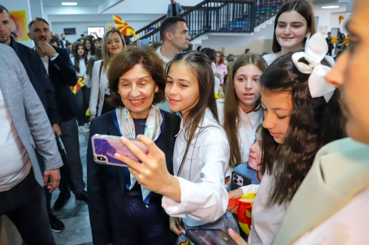 Претседателката Сиљановска-Давкова во посета на Гостивар