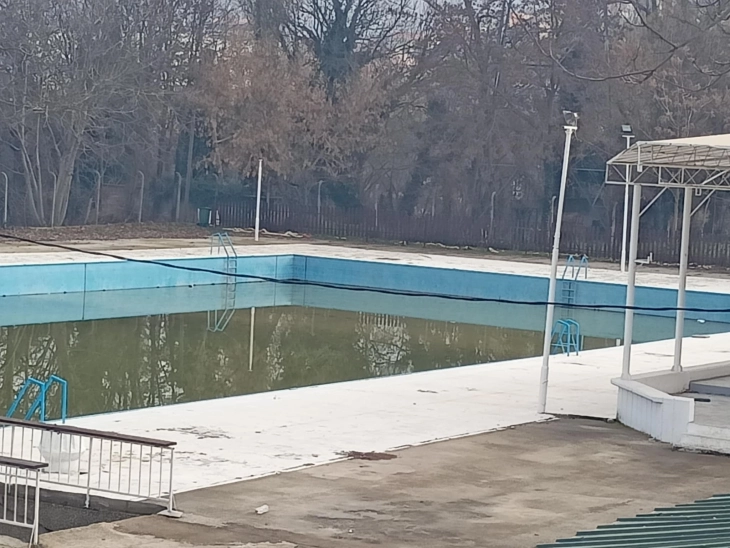 Градскиот пливачки базен во Велес во катастрофално лоша состојба