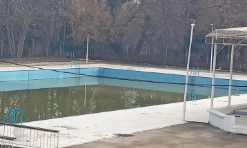 Градскиот пливачки базен во Велес во катастрофално лоша состојба