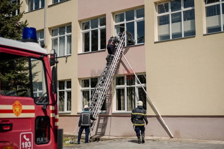 Со симулациска вежба - пожар во основно училиште, струшките пожарникари го одбележаа 20 мај
