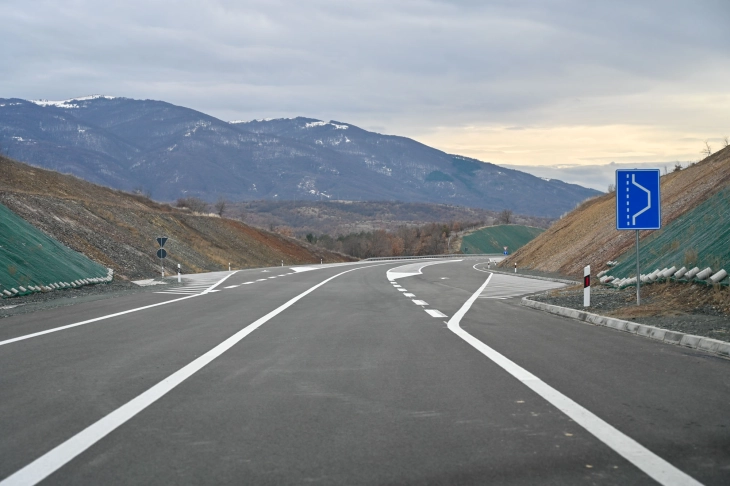 Поради извртен камион во прекин сообраќајот на експресниот пат од Градско за Прилеп