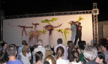 Сликарски перформанс на Сергеј Андреевски во Романија