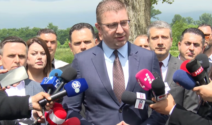 Мицкоски: Стратешкиот договор  не предвидува прием на мигранти,  ќе го презентираме во Собранието