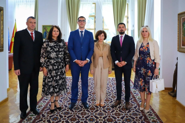 Сиљановска-Давкова прими претставници на влашката заедница