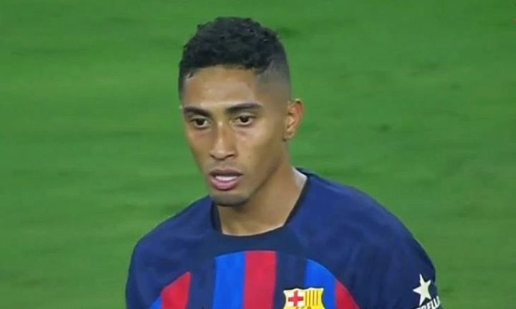 Raphinha signs new deal with Barcelona until 2028