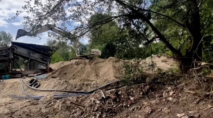 Арсовска објави ново видео за нелегален ископ на песок и бесправна експлоатација на коритото на реката Вардар