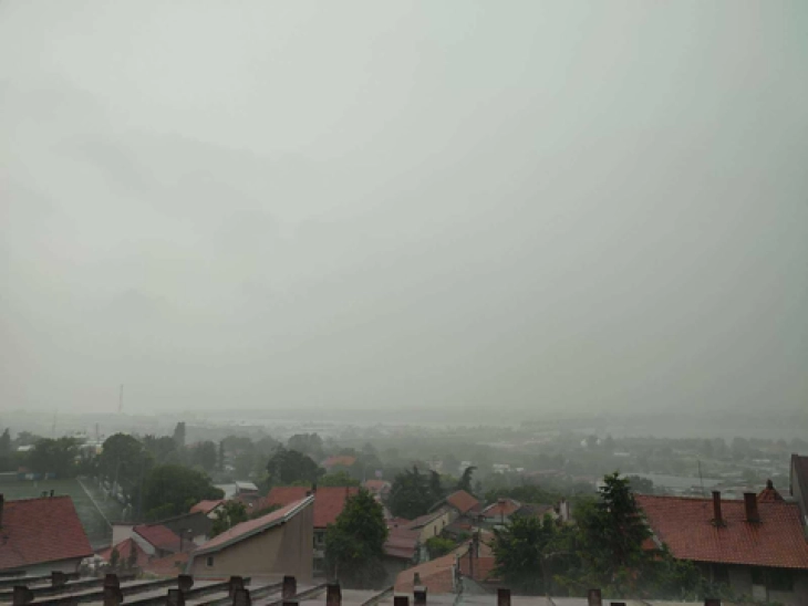 Силно невреме го зафати Белград, поплавени улици колапс на сообраќајот