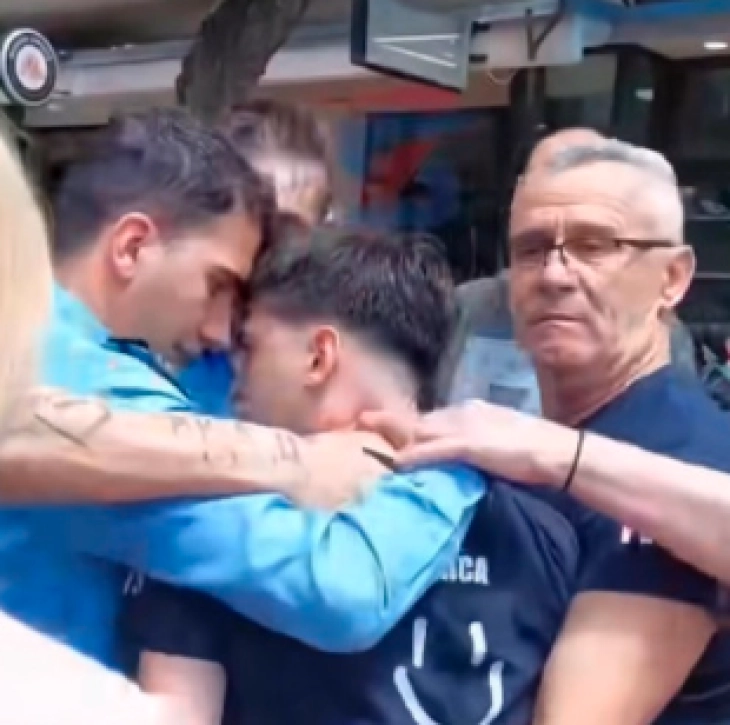 Косовски полицаец држел за врат српски матурант и го малтретирал во Косовска Митровица