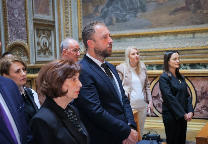 Македонска делегација на молебен на гробот на Свети Кирил во Рим