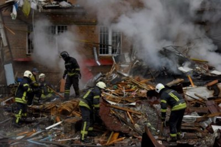 Најмалку 13 луѓе загинаа во руските напади врз Украина