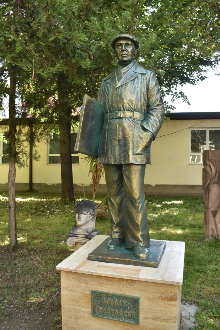 Во средното уметничко училиште откриена статуа на акад.проф. Јордан Грабул