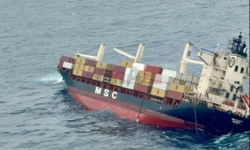 Тревога во индиската држава Керала откако брод со опасен товар потона во близина на брегот