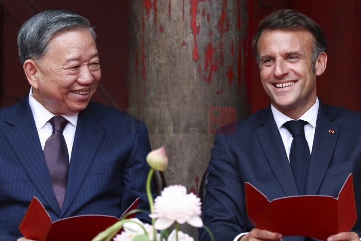 Макрон во посета на Виетнам