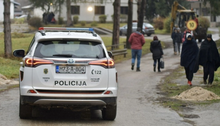 БиХ: Петмина тешко повредени во вооружен судир кај мигрантскиот камп во Блажуј