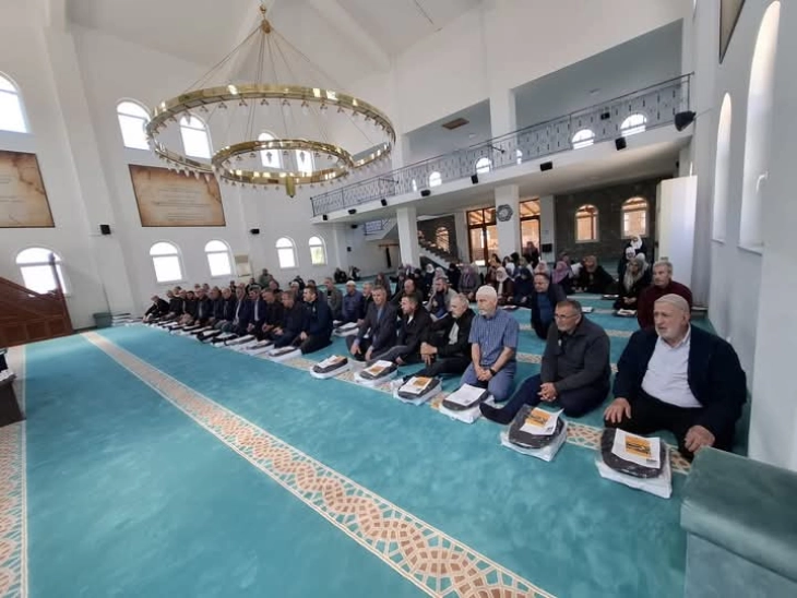 Во централната џамија во Дебар одржана молитвата за 84 верници кои утре ќе патуваат на аџилак