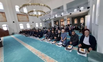 Во централната џамија во Дебар одржана молитвата за 84 верници кои утре ќе патуваат на аџилак