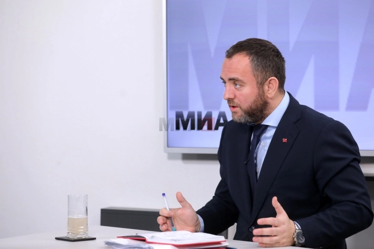 Ministri Toshkovski u bëri thirrje institucioneve t'i kontrollojnë dokumentet për tenderin për uniformat