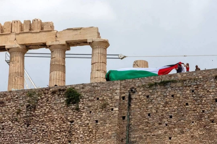 Приведени 15 членови на грчката партија Нова левица бидејќи поставија палестинско знаме на Акропол