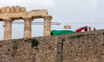 Приведени 15 членови на грчката партија Нова левица бидејќи поставија палестинско знаме на Акропол